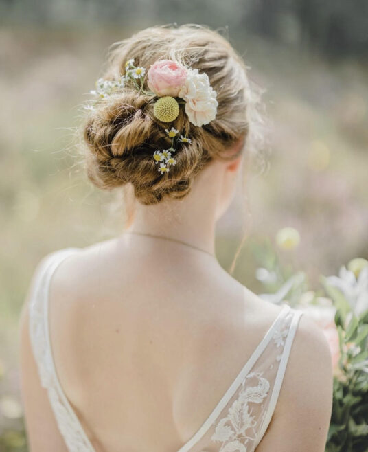 Bruidskapsel met prachtige bloemen